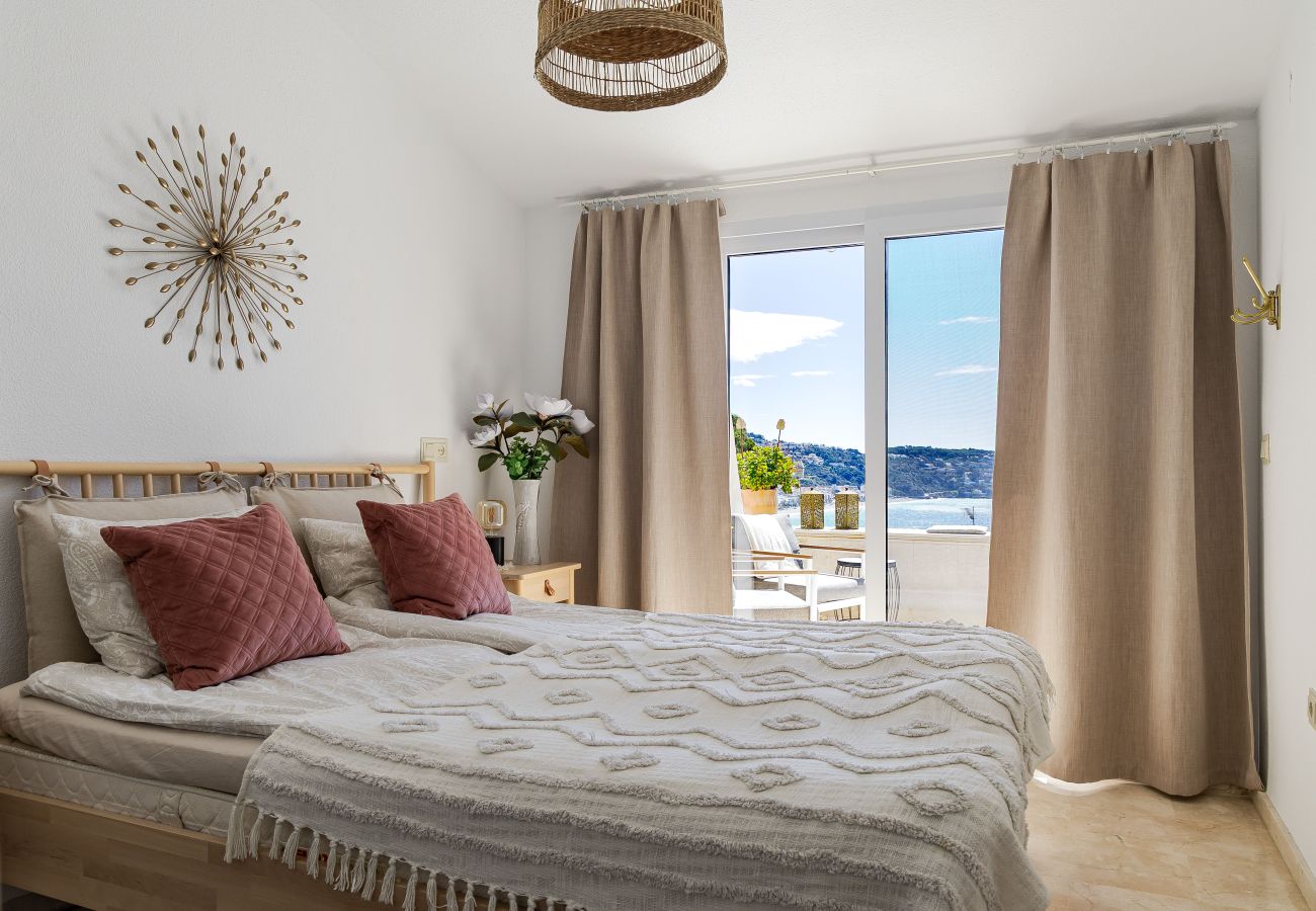 Terraced House in La Herradura - Elegant Townhouse, Large Terrace, Pool & Paddle Courts