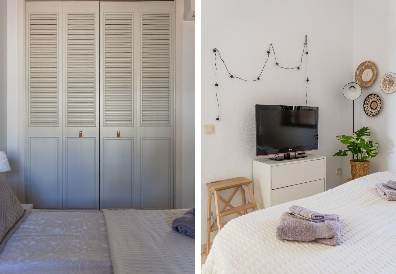 Terraced House in La Herradura - Elegant Townhouse, Large Terrace, Pool & Paddle Courts