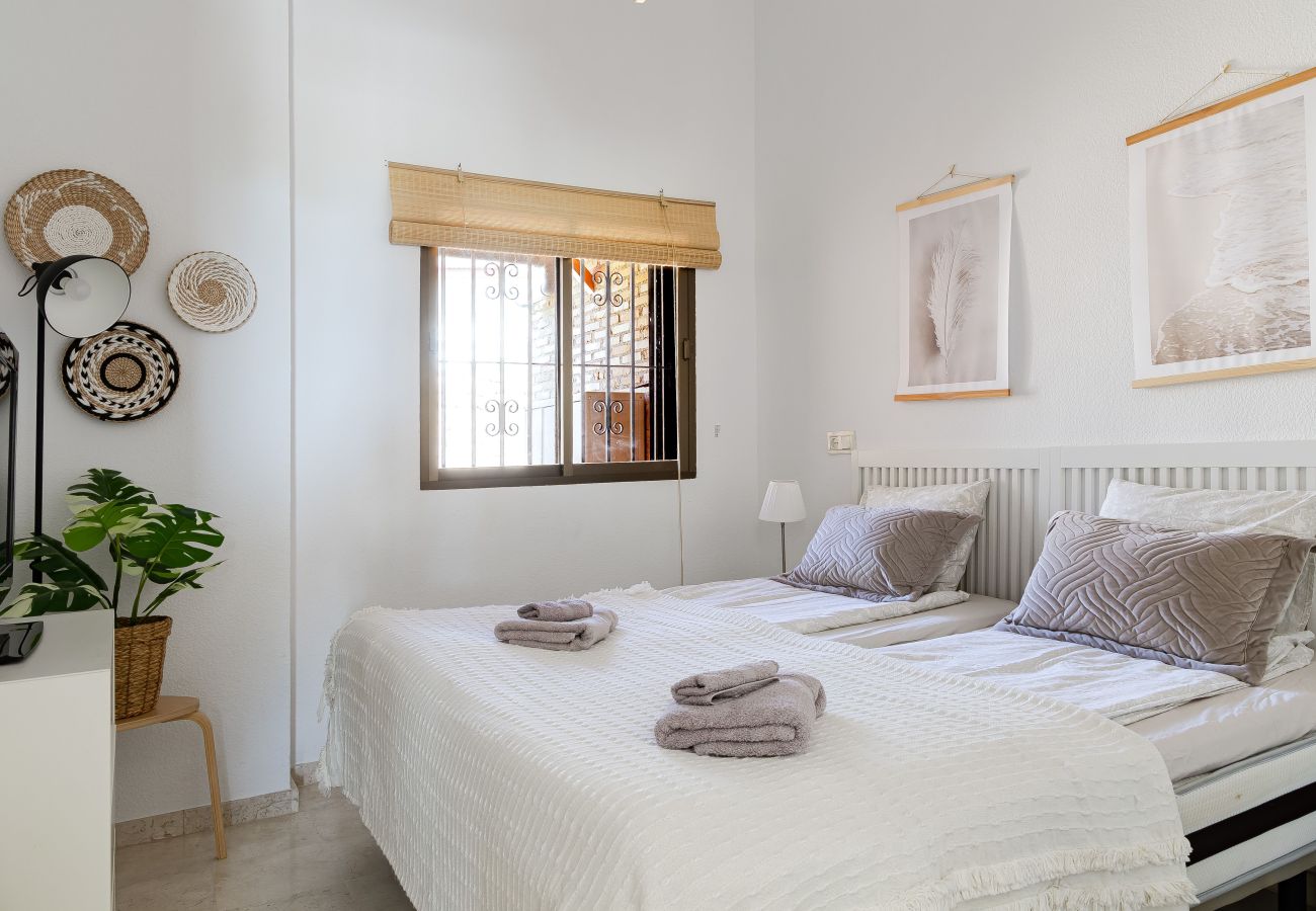 Terraced House in La Herradura - Elegant Townhouse, Large Terrace, Pool & Paddle Courts