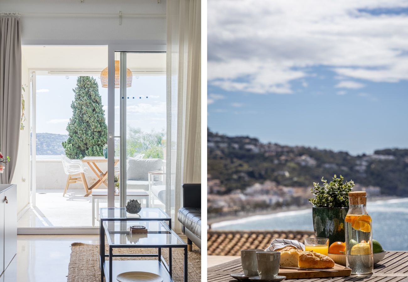 Terraced House in La Herradura - Elegant Townhouse, Large Terrace, Pool & Paddle Courts
