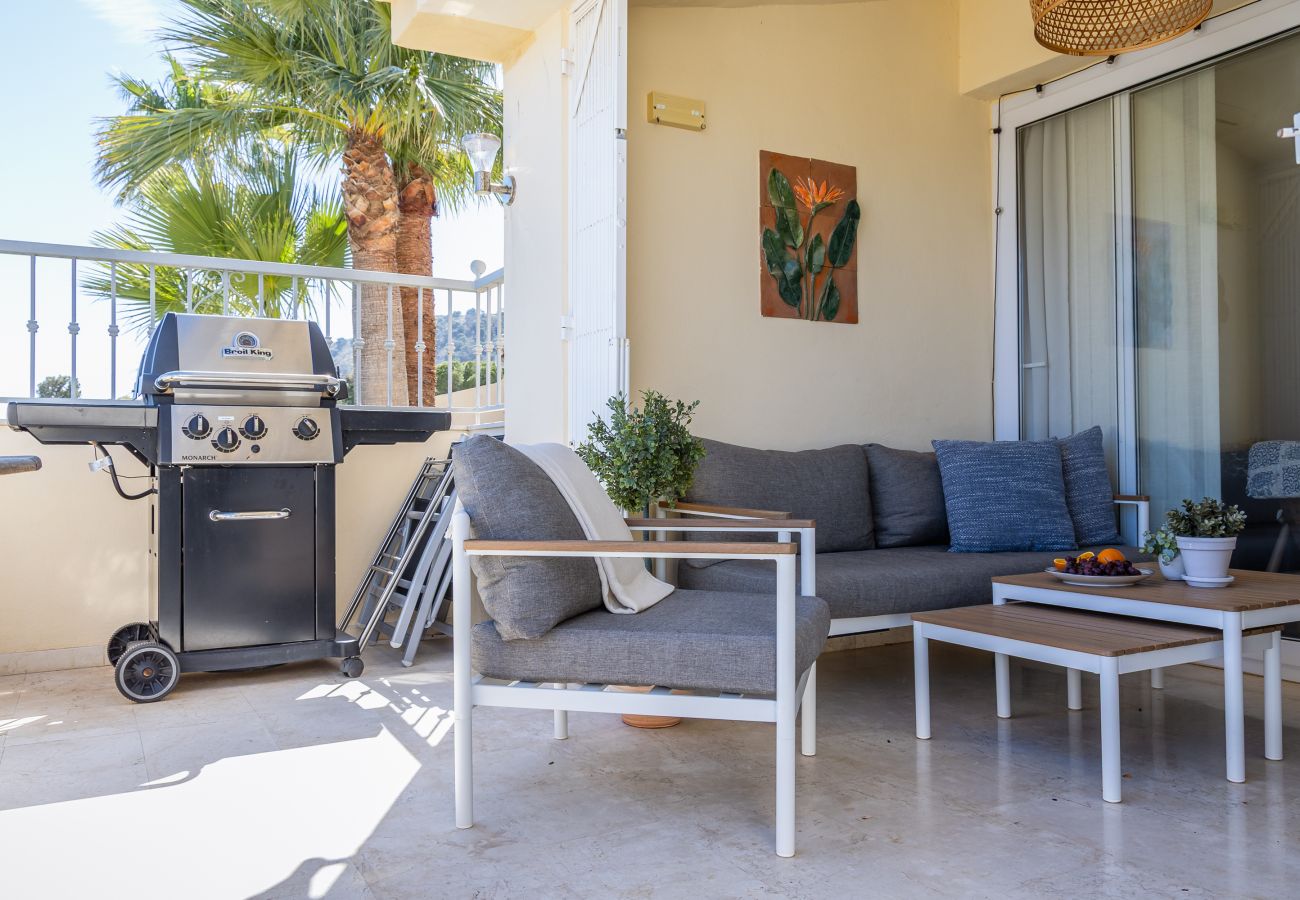 Terraced House in La Herradura - Elegant Townhouse, Large Terrace, Pool & Paddle Courts