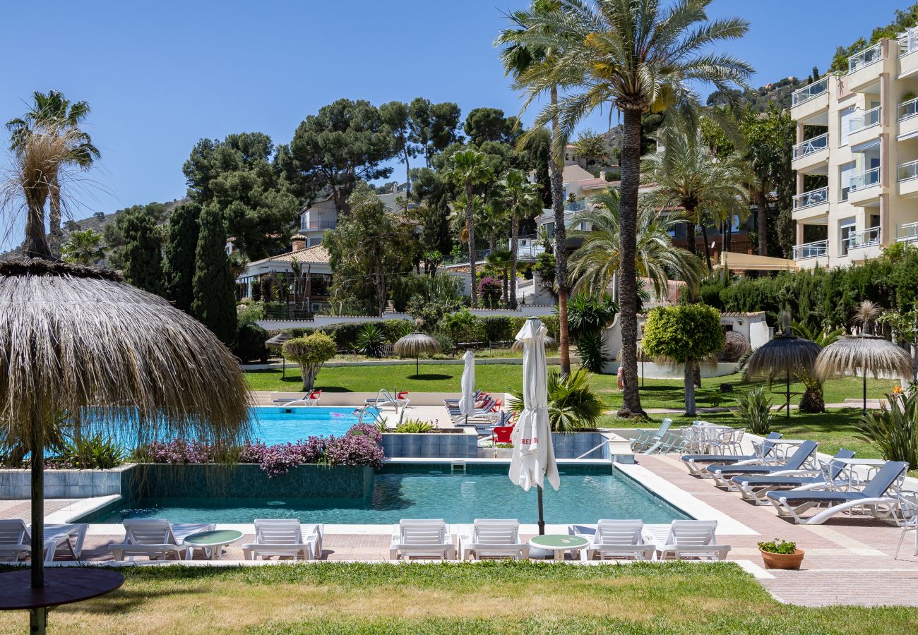 Terraced House in La Herradura - Elegant Townhouse, Large Terrace, Pool & Paddle Courts