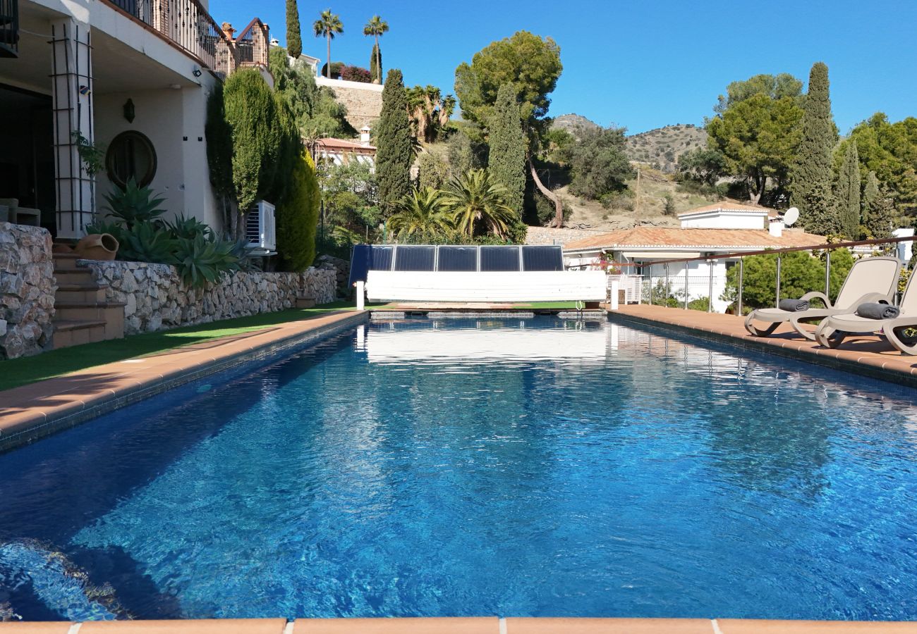 Villa in La Herradura - Dream Stay! Heated Pool, 15 Guests, Near Beach