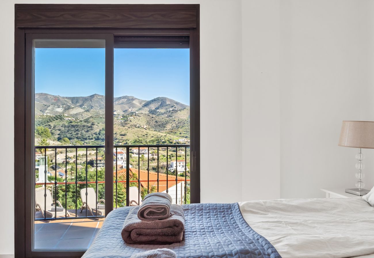 Villa in La Herradura - Dream Stay! Heated Pool, 15 Guests, Near Beach