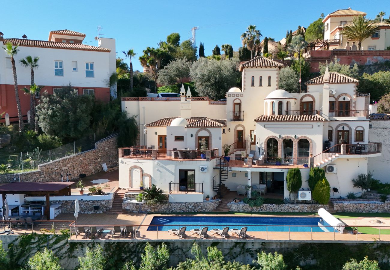 Villa in La Herradura - Dream Stay! Heated Pool, 15 Guests, Near Beach