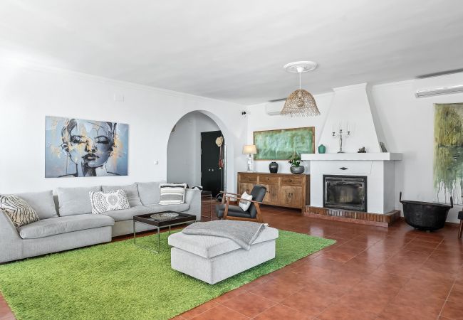 Villa in Almuñecar - Elegant Retreat with Stunning Sea Views Villa in Almuñecar - Elegant Retreat with Stunning Sea Views