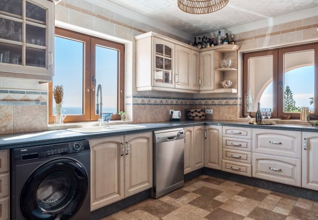 Villa in Almuñecar - Elegant Retreat with Stunning Sea Views Villa in Almuñecar - Elegant Retreat with Stunning Sea Views