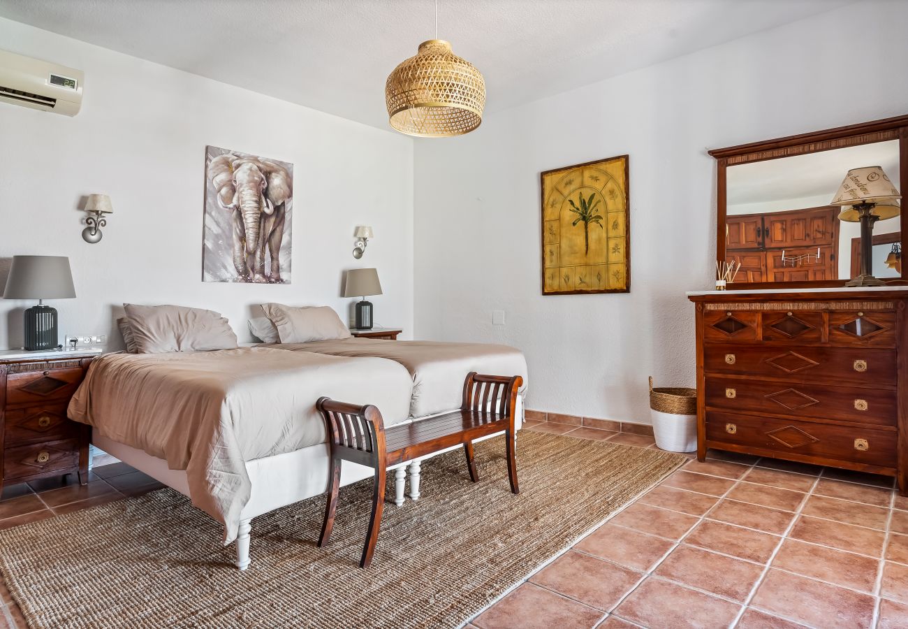 Villa in Almuñecar - Exclusive Villa with Panoramic Views and Private Pool