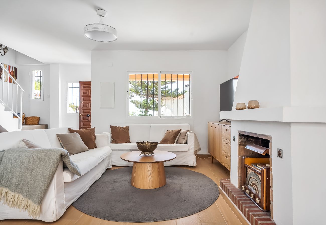 Terraced House in Nerja - Sunny Townhouse with Terrace in Nerja