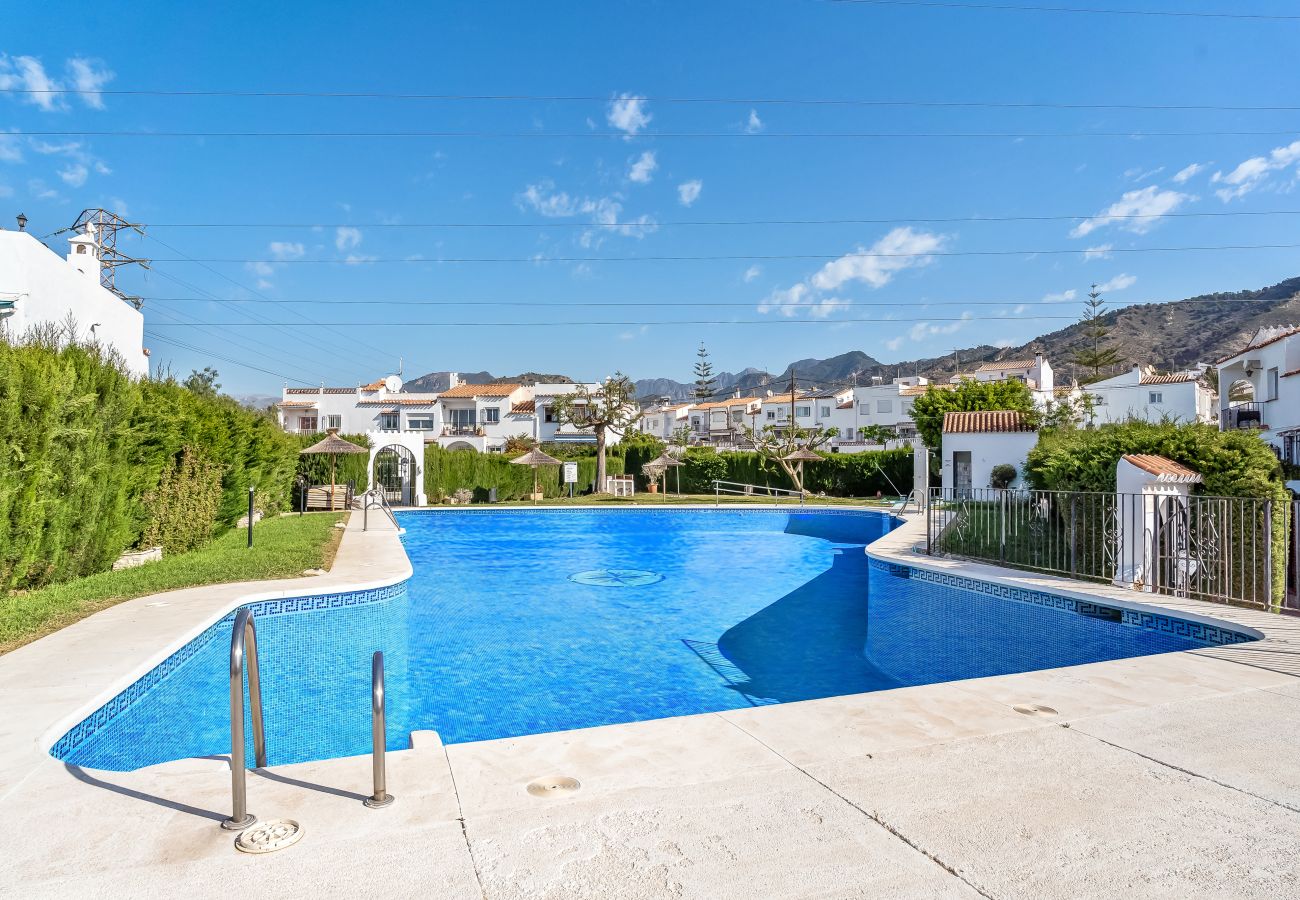 Terraced House in Nerja - Sunny Townhouse with Terrace in Nerja