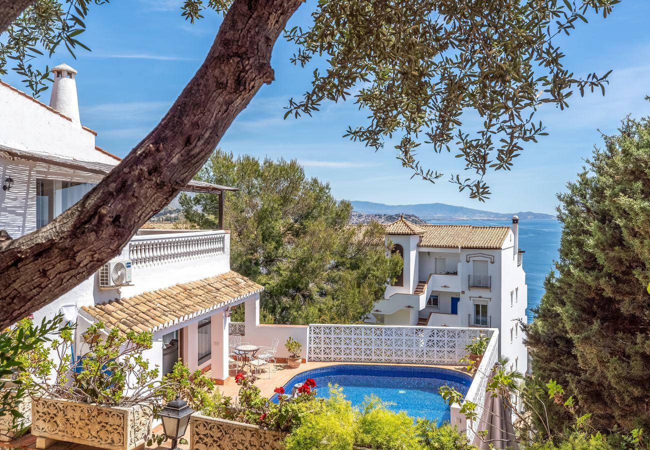 Villa i La Herradura - Exklusiv villa, underbar trädgård, uppvärmd privat pool