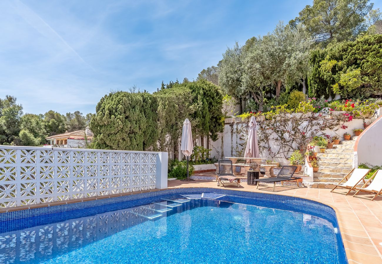 Villa i La Herradura - Exklusiv villa, underbar trädgård, uppvärmd privat pool