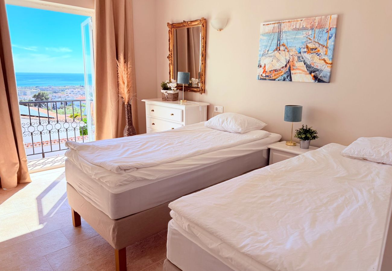 Radhus i Nerja - Townhouse med terrasser, trädgård & gemensam pool