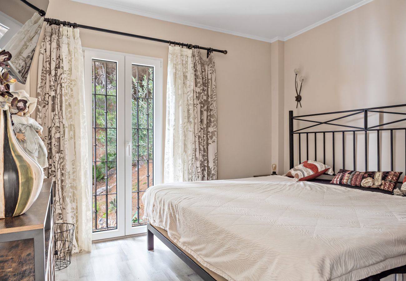 Villa i La Herradura - Vacker villa med havsutsikt, privat pool, 5 minuters promenad från stranden