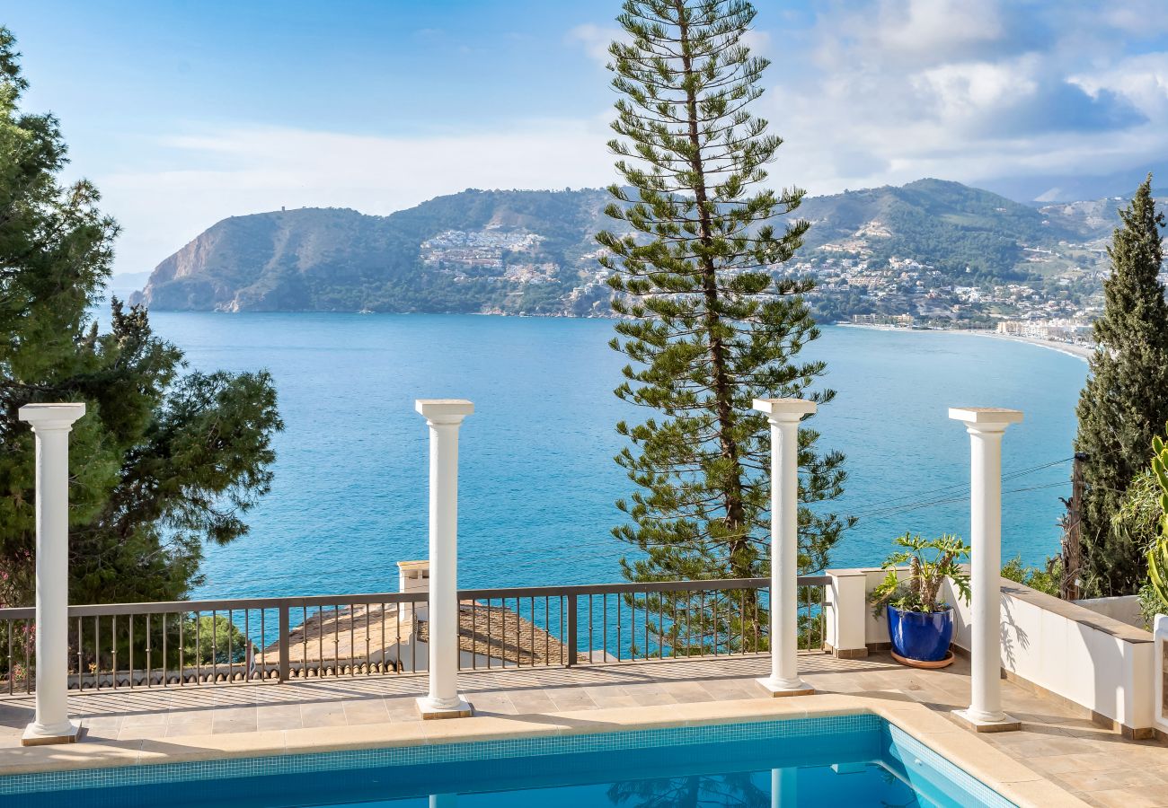 Villa i La Herradura - Vacker villa med havsutsikt, privat pool, 5 minuters promenad från stranden