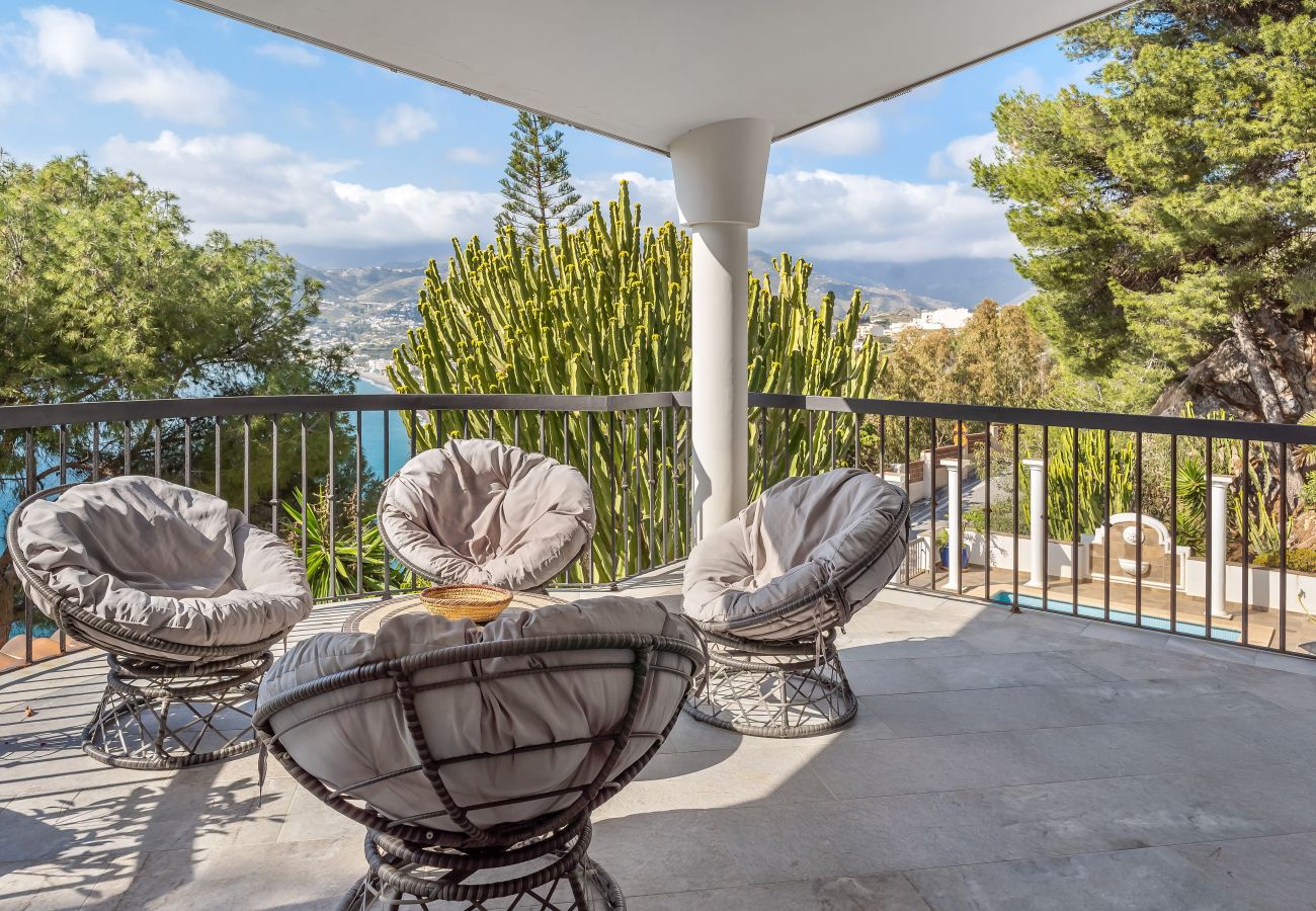 Villa i La Herradura - Vacker villa med havsutsikt, privat pool, 5 minuters promenad från stranden
