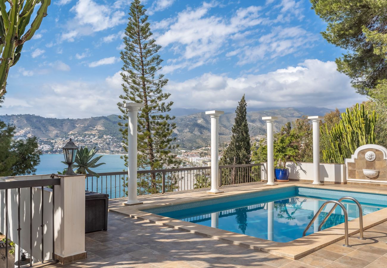 Villa i La Herradura - Vacker villa med havsutsikt, privat pool, 5 minuters promenad från stranden