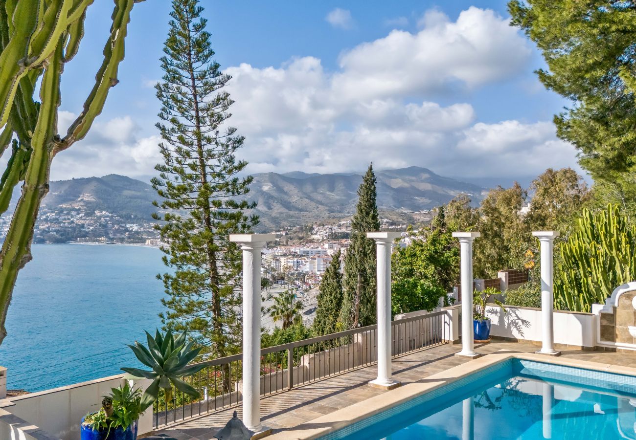 Villa i La Herradura - Vacker villa med havsutsikt, privat pool, 5 minuters promenad från stranden