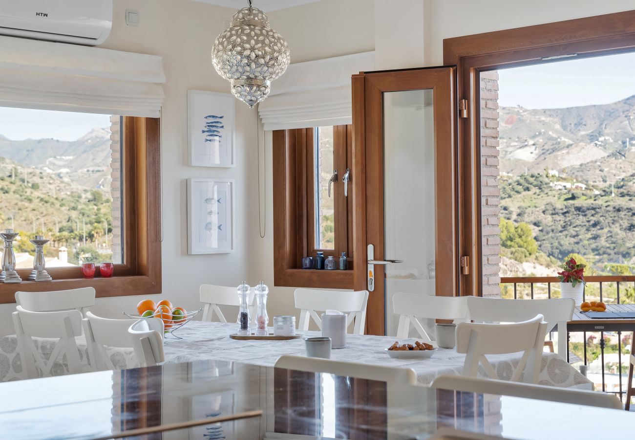 Villa i La Herradura - Drömboende! Uppvärmd Pool, 15 Gäster, Strandnära 